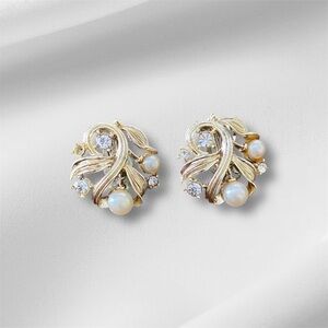 A vintage Elegant Gold and Pearl Earrings